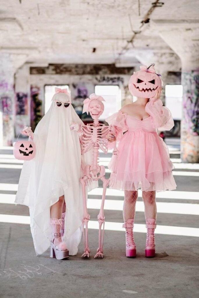 258d629cfbb9e751f8c3db6f55a37e8c (1) Coquette Halloween fashion will be trendy in 2025.
