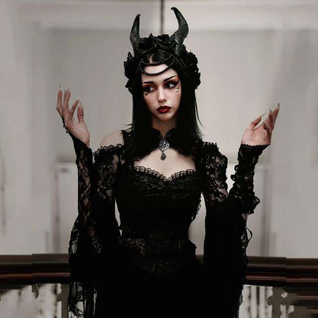 O1CN01Dy6N7n1MhTSYP69Nf !!3900101466 0 cib.jpg 640x640q90 (1) In 2025, gothic maximalism has staged a comeback.