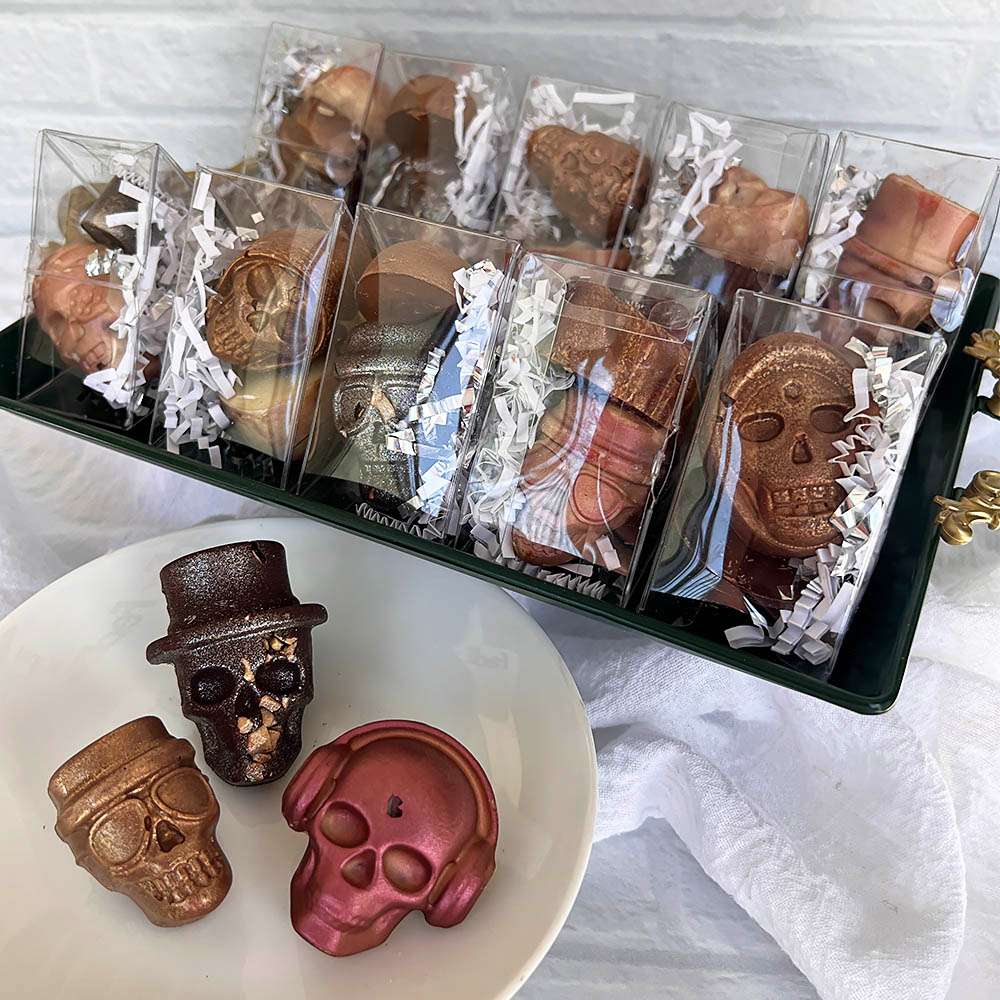 Skull chocolate is a fancier Halloween gift choice for those who love luxury. Skull chocolate is a fancier Halloween gift choice for those who love luxury.