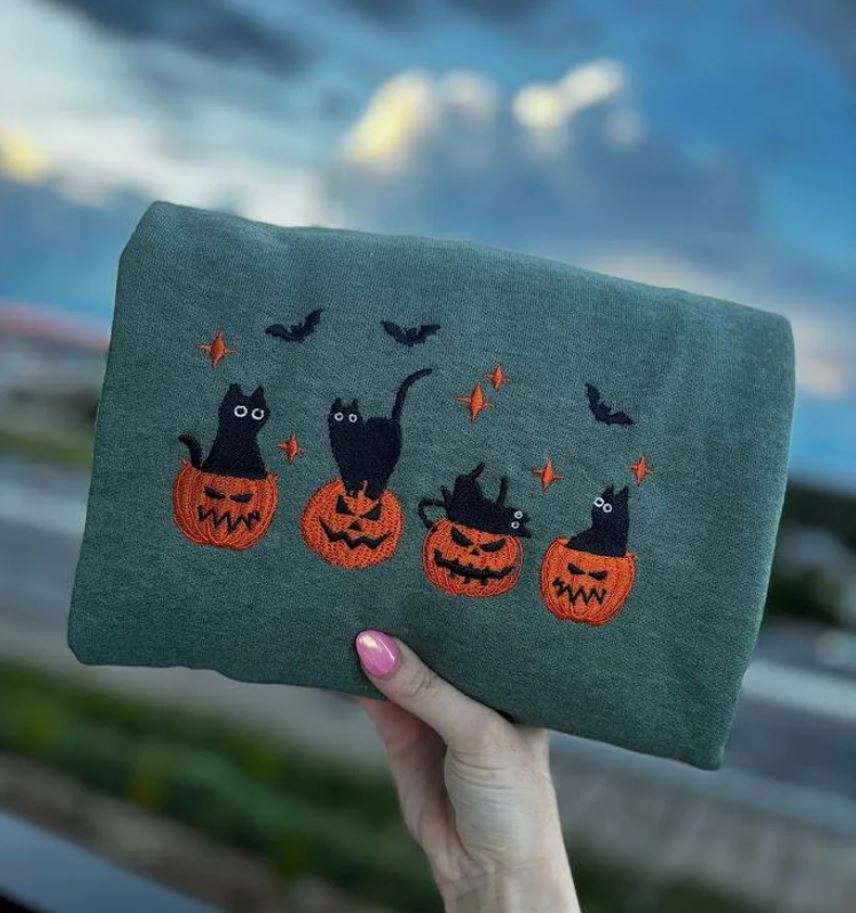 ỵyk (1) A shirt that can be worn not just on Halloween but throughout the entire autumn season.
